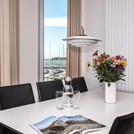 Moderne Marina-wohnung Mit Meerblick