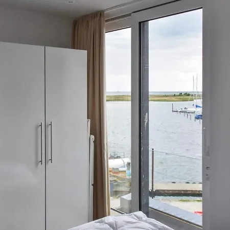 Moderne Marina-wohnung Mit Meerblick