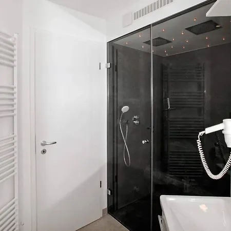 Moderne Marina-wohnung Mit Meerblick
